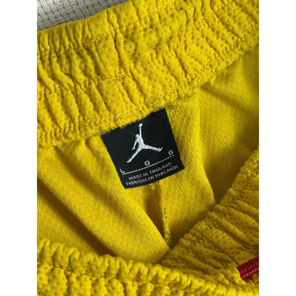 Jordan Men's Yellow Basketball Shorts Dri-FIT Athletic Gym Mesh Shorts Size L